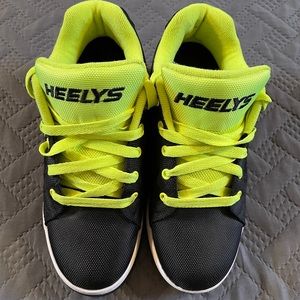 Heelys Boys Size 7 Black/Neon Yellow Barely Worn